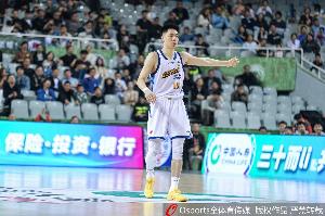 媒体人:朱俊龙预计留队 广厦遭遇困难 但他们仍希望保留部分主力