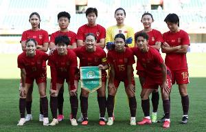 新华社:沮丧的中国女足快速通过混采区,仅留下吴海燕接受采访