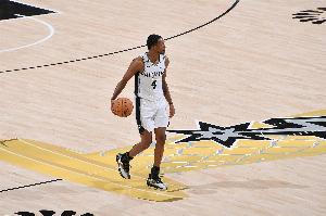 稳健控场!福克斯半场5中3拿9分3板4助 三分2中2