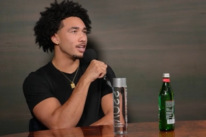 麦凯恩:首次中国行是人生最酷经历之一 中国球迷热爱篮球&很友善