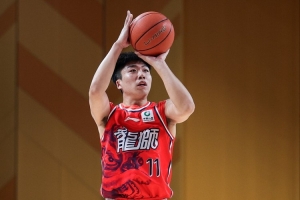 冒充职业球员!刘颜诚半场出战1分34秒未出手无有效数据 4次犯规