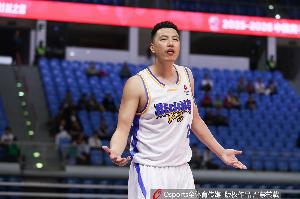 仅出战6分26秒!翟晓川第三节拼抢篮板吃到个人第5犯 犯满离场