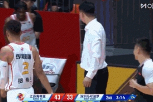 对抗激烈!贺希宁身体不适 捂着腹部返回更衣室