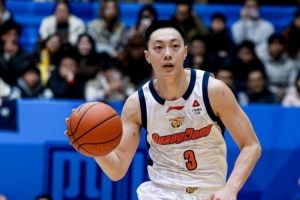 积极带动队友!胡明轩7中2得6分3板8助 正负值+23全场第二高